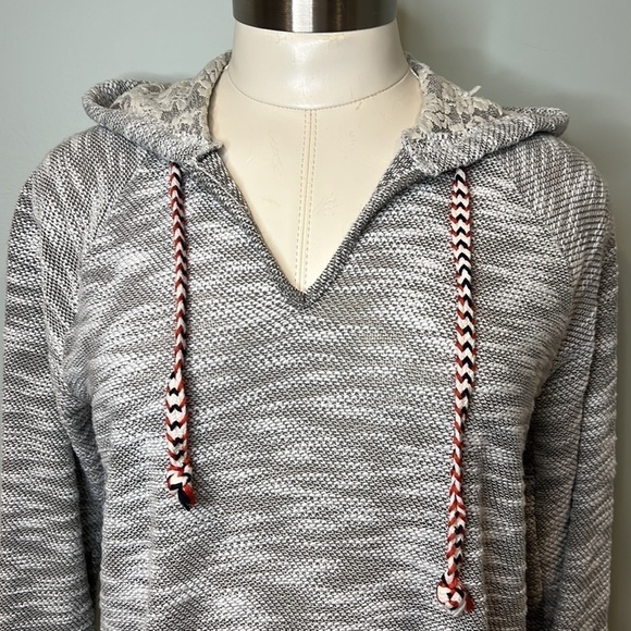Women’s Gray & Lace Long Sweatshirt - Picture 4 of 12